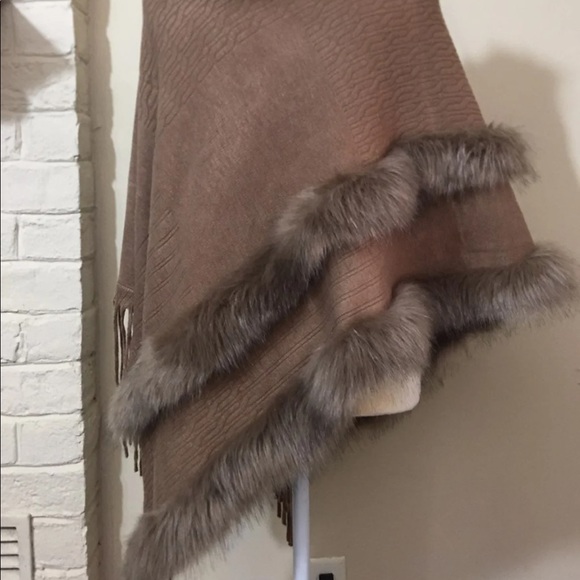 Faux Fur Fringed Poncho NEW - Picture 5 of 5